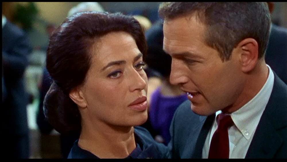 引き裂かれたカーテンの画像