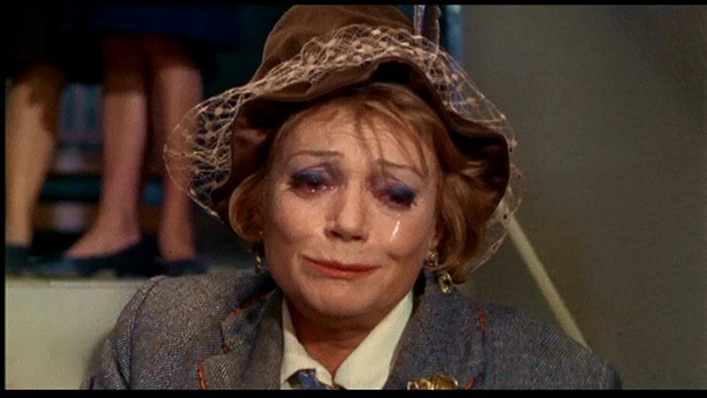 引き裂かれたカーテンの画像