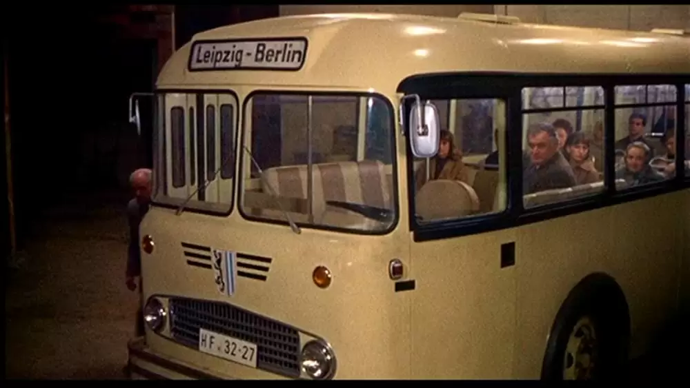 「引き裂かれたカーテン」の画像