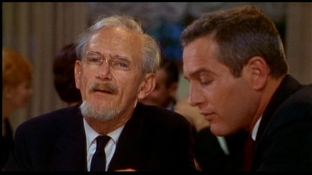 引き裂かれたカーテンの画像