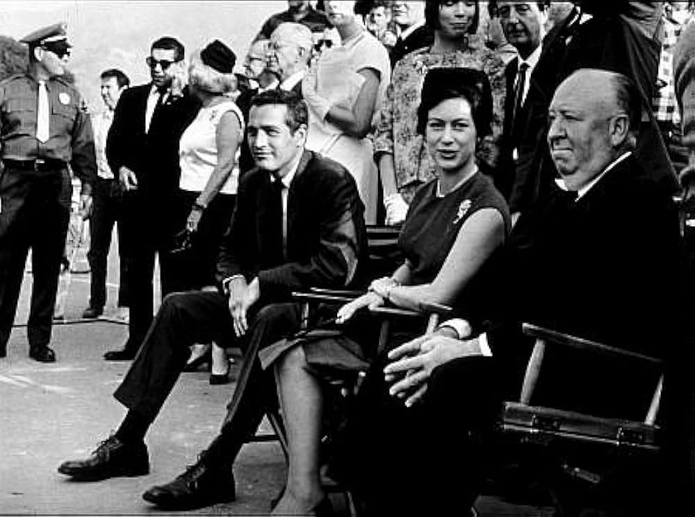 「引き裂かれたカーテン」の画像