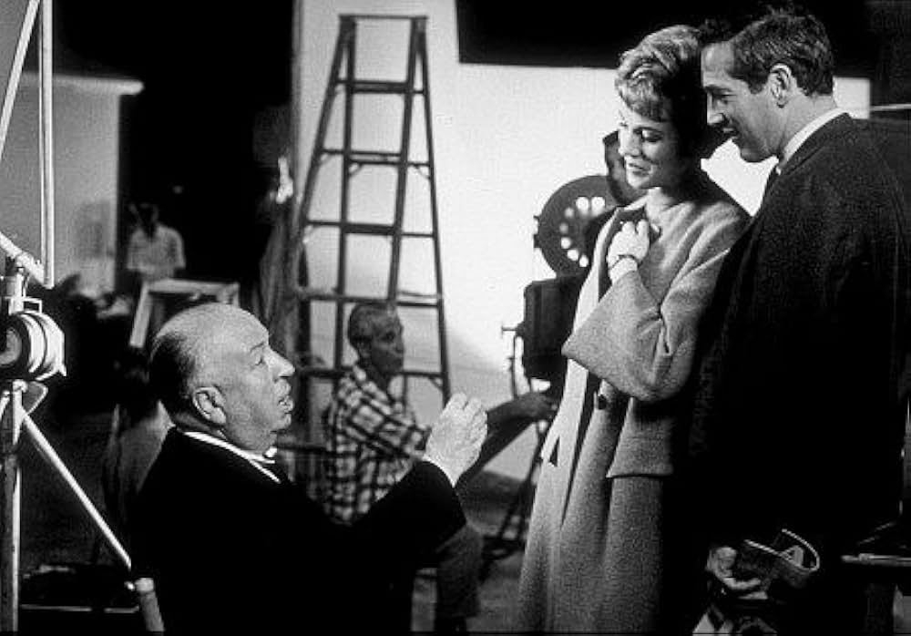 「引き裂かれたカーテン」の画像