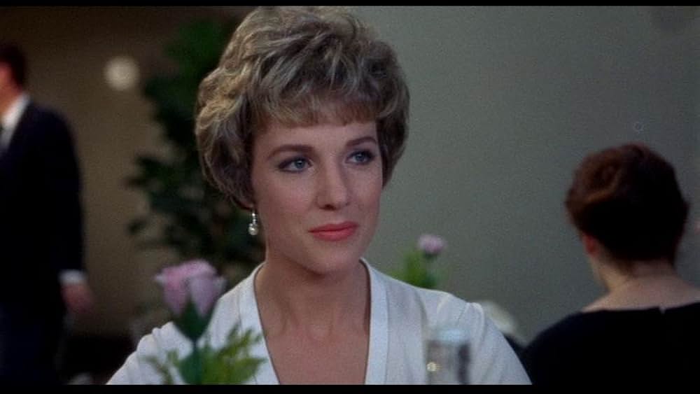 「引き裂かれたカーテン」の画像