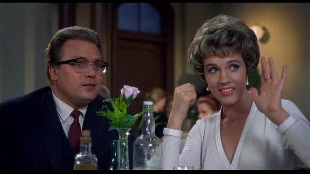 「引き裂かれたカーテン」の画像