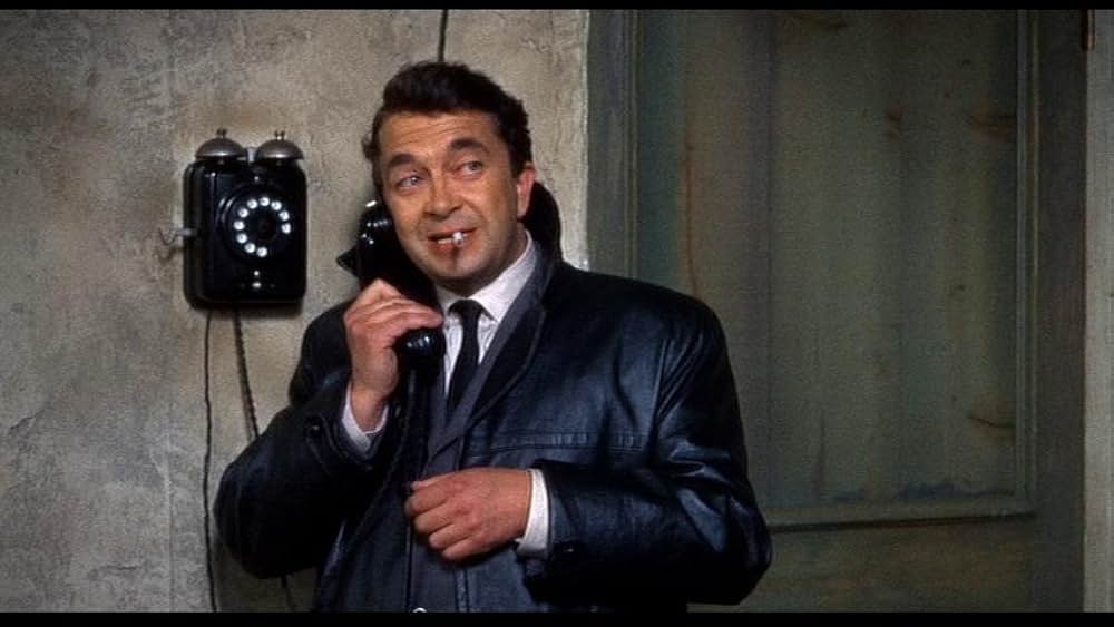 「引き裂かれたカーテン」の画像