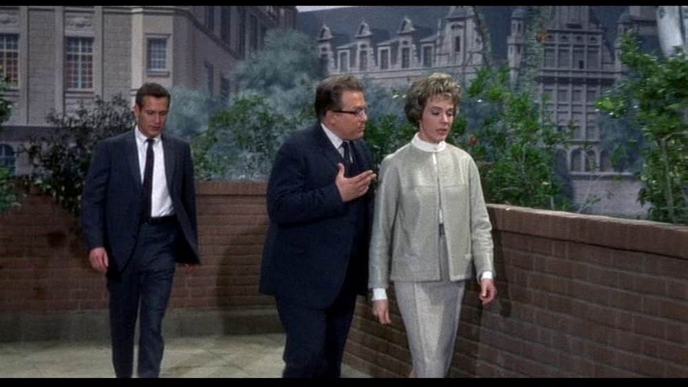 「引き裂かれたカーテン」の画像