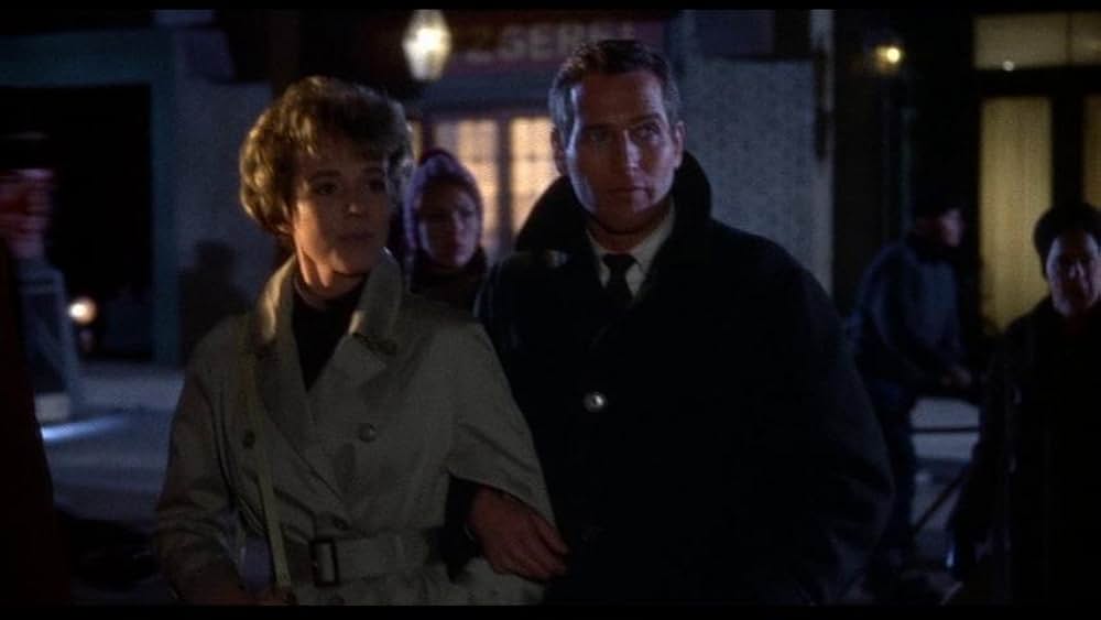 「引き裂かれたカーテン」の画像