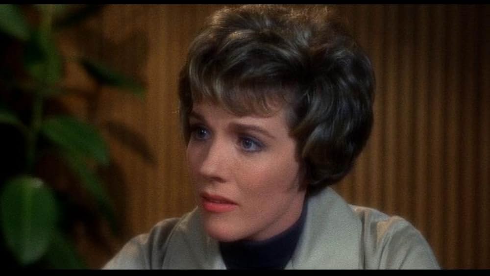 「引き裂かれたカーテン」の画像