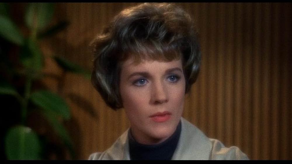 「引き裂かれたカーテン」の画像