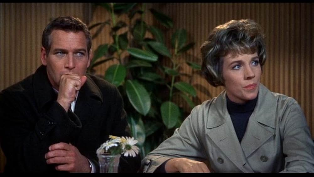 「引き裂かれたカーテン」の画像