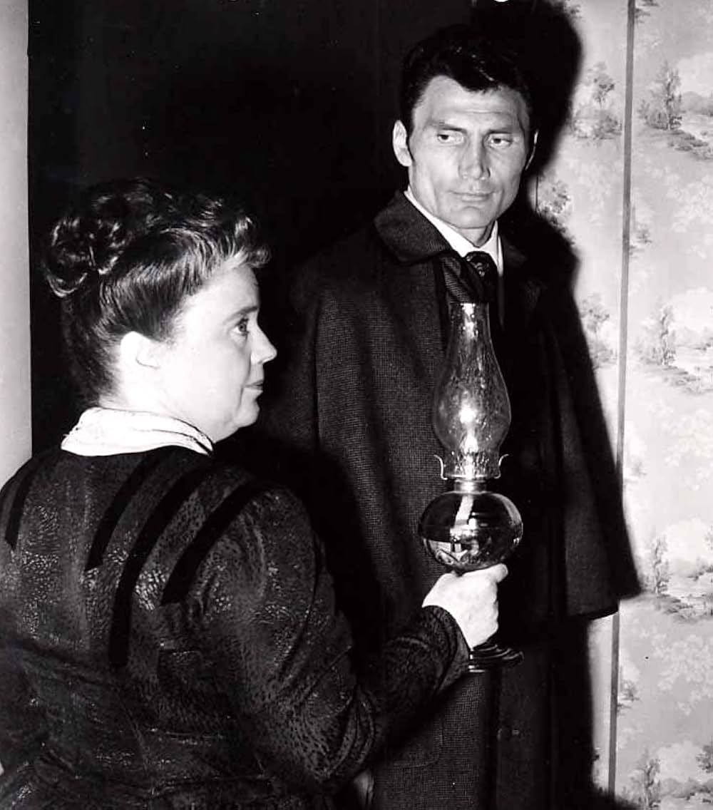 屋根裏部屋の男の画像