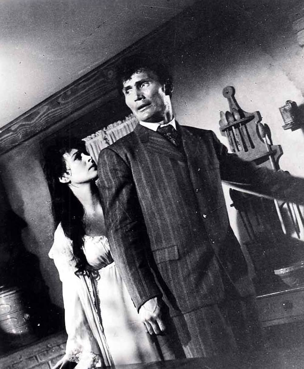 屋根裏部屋の男の画像