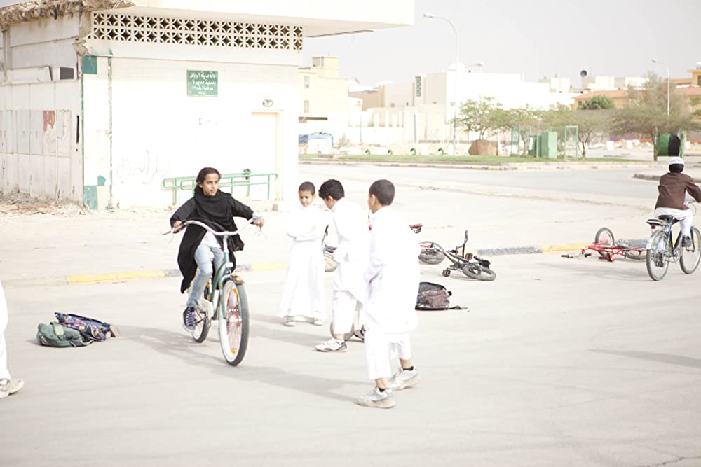 少女は自転車にのっての画像