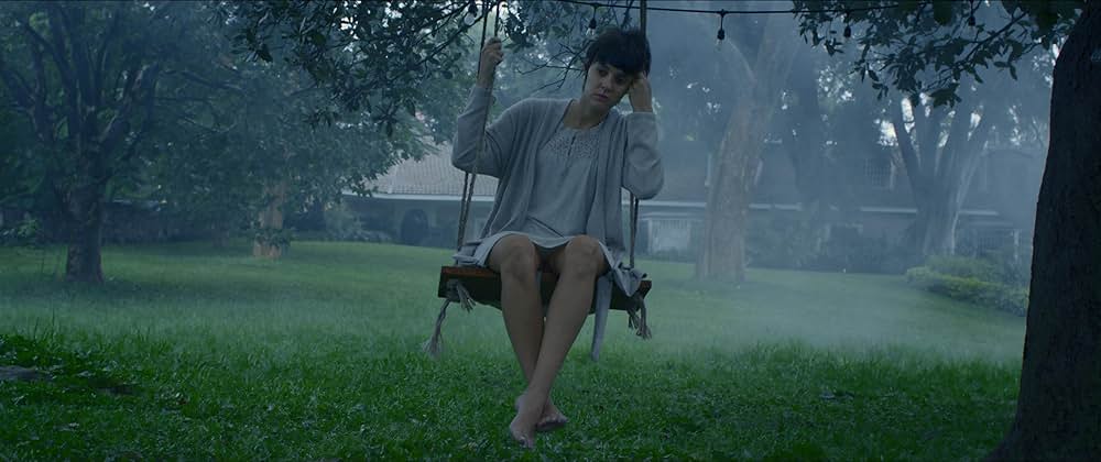 湖の近くの家の画像