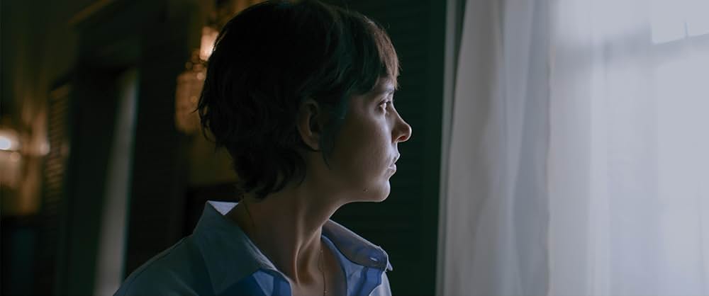 湖の近くの家の画像