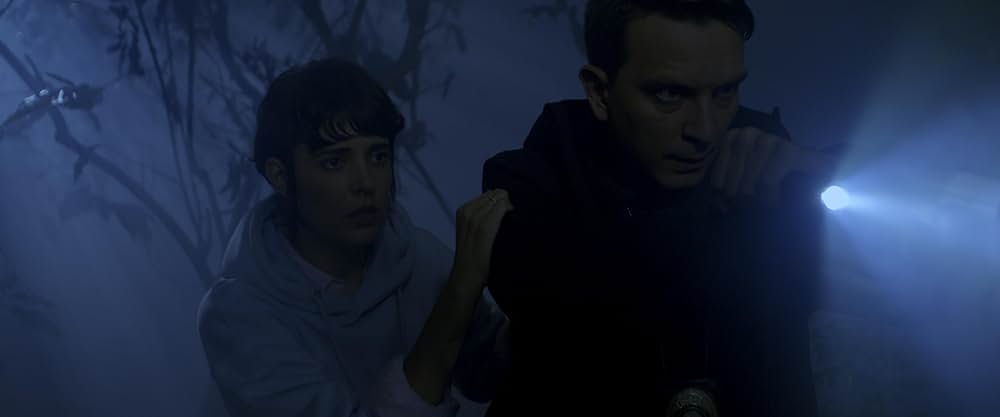 湖の近くの家の画像