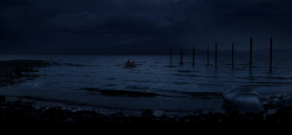 湖の近くの家の画像