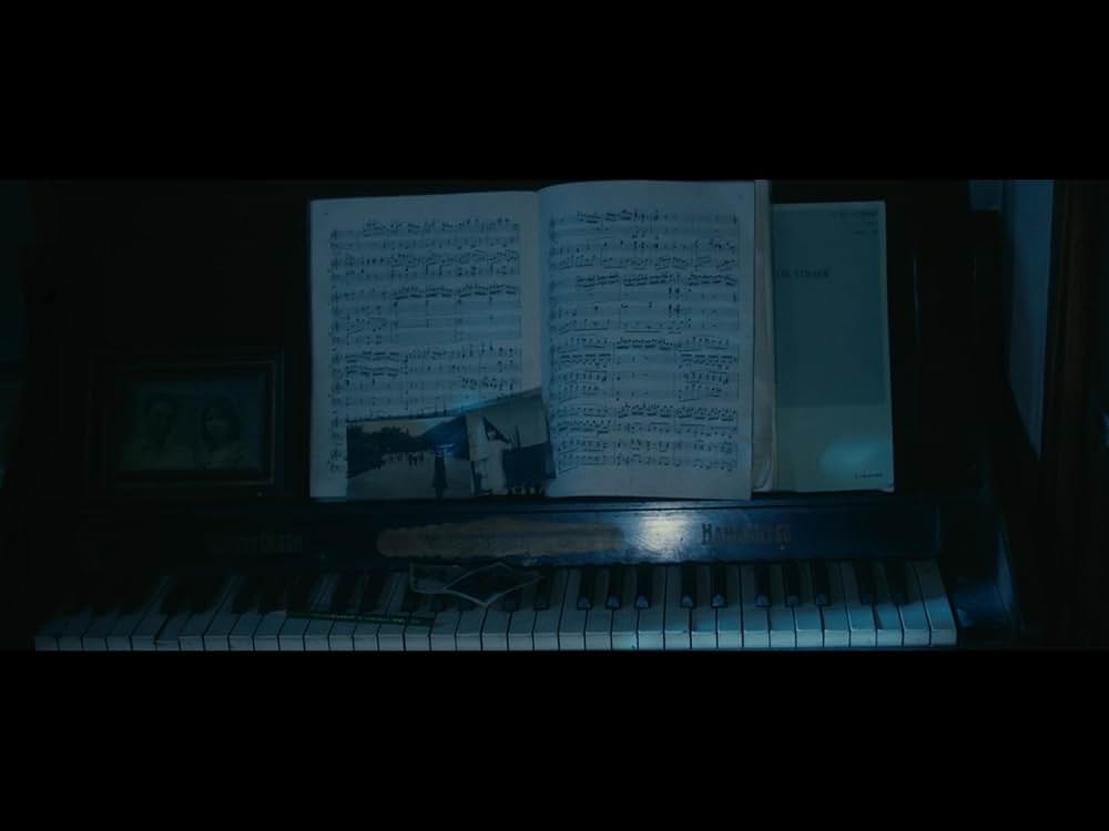 クロユリ団地の画像