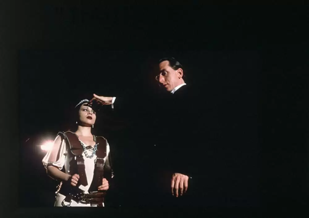 「神に選ばれし無敵の男」ティム・ロス & Anna Gourariの画像