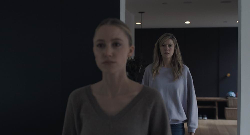 ゆりかごを揺らす手の画像