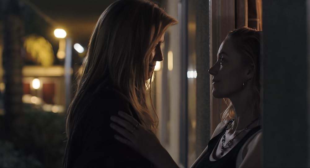 ゆりかごを揺らす手の画像