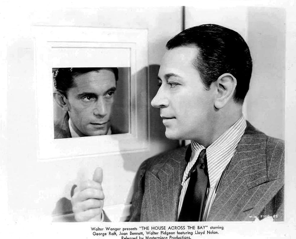 入江の向うの家の写真