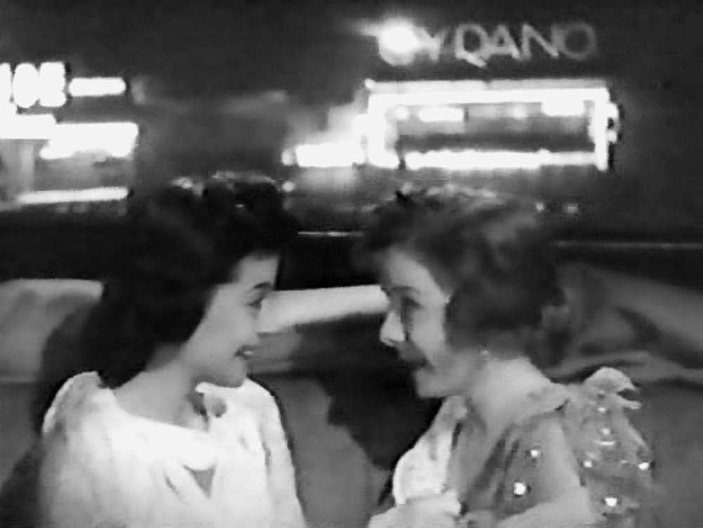 桃色の旅行鞄の画像