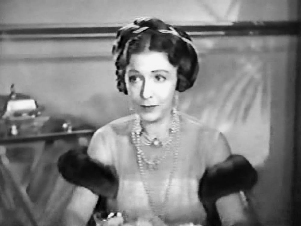 桃色の旅行鞄の画像