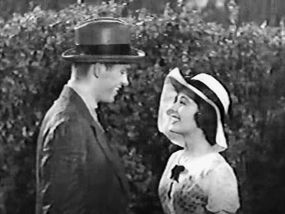 桃色の旅行鞄の画像