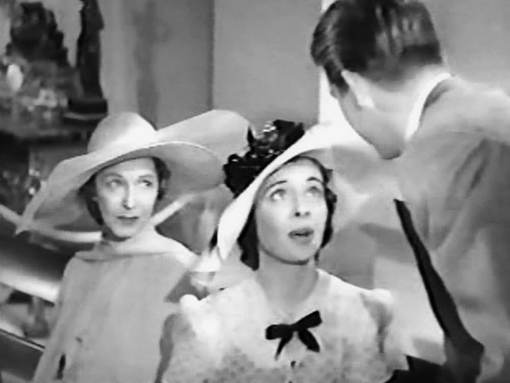 桃色の旅行鞄の画像