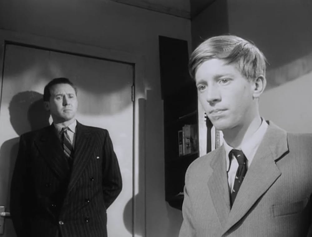 Woman in a Dressing Gown（原題）の画像