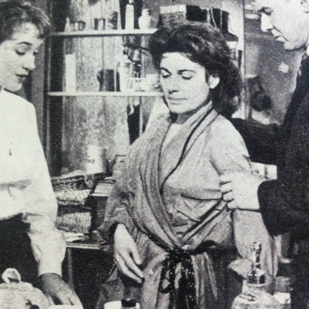 Woman in a Dressing Gown（原題）の写真