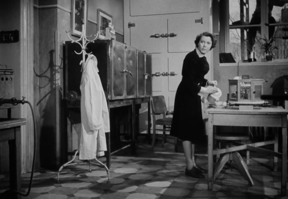 追い詰められた男の画像