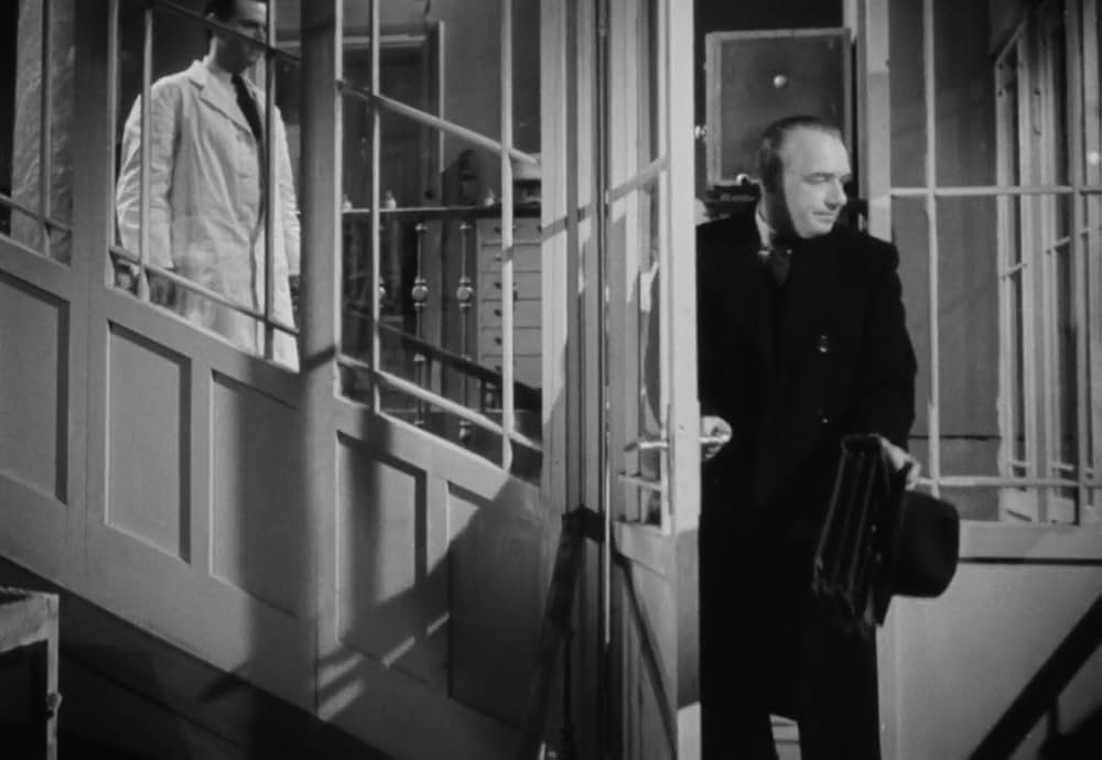 追い詰められた男の画像