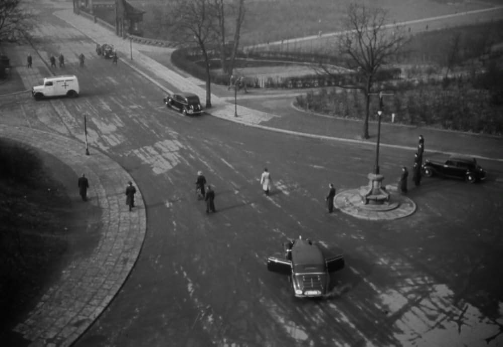 追い詰められた男の画像