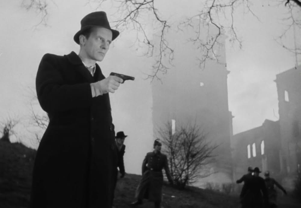 追い詰められた男の画像