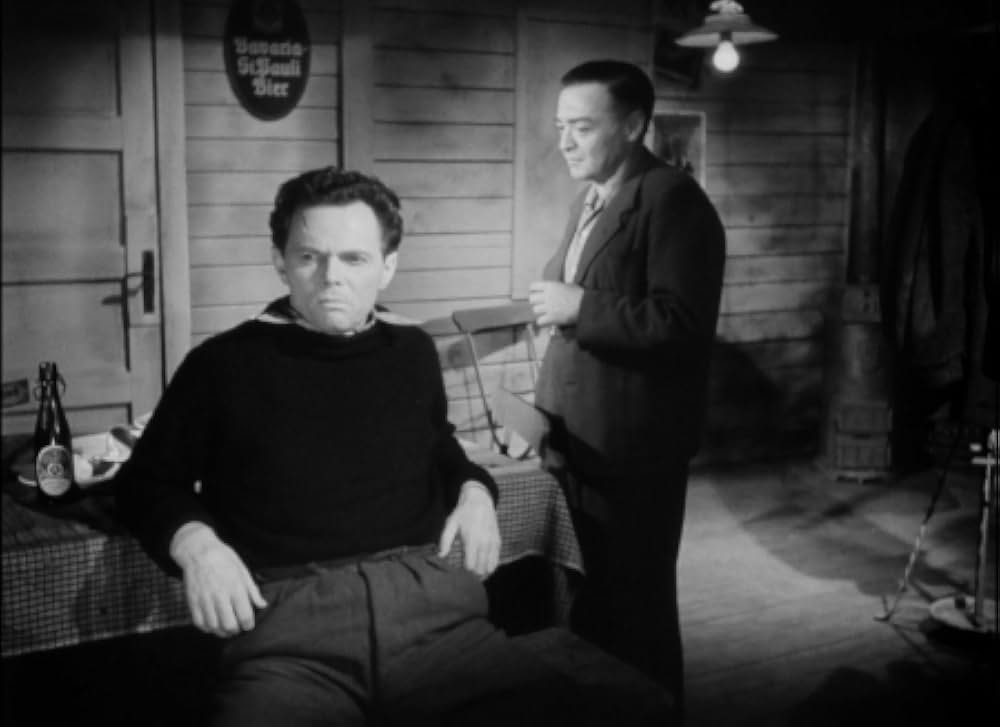 追い詰められた男の画像