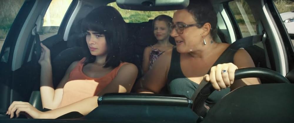 水に浮かんでの画像