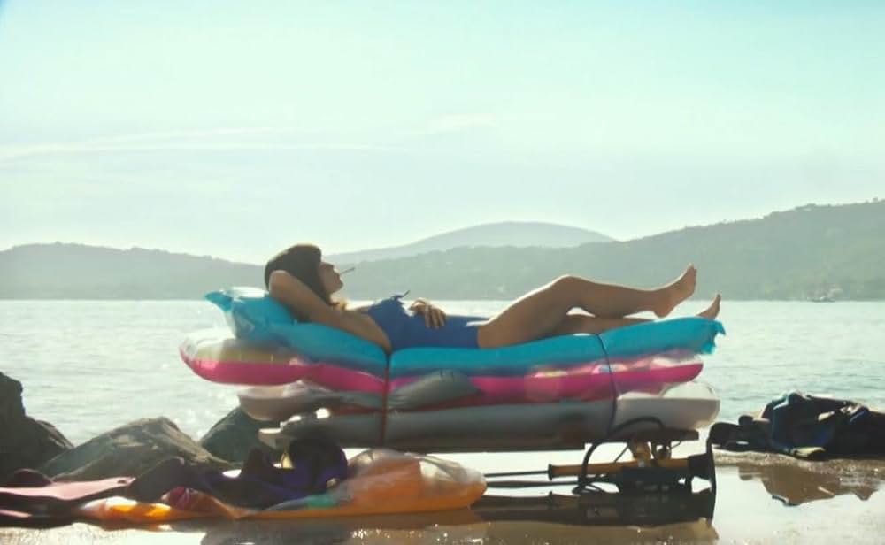 水に浮かんでの画像