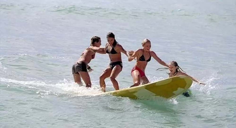 「ブルークラッシュ」ミカ・ブーレム & ケイト・ボスワース & ミシェル・ロドリゲス & Sanoe Lakeの画像