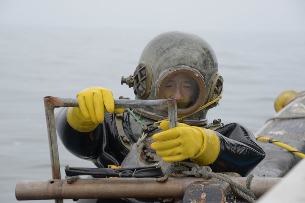 38度線に潜る男の写真