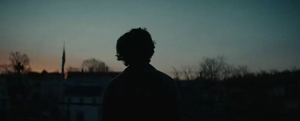 「孤独なふりした世界で」ピーター・ディンクレイジの画像