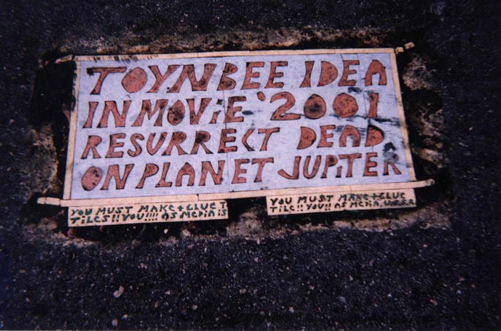 Resurrect Dead: The Mystery of the Toynbee Tiles（原題）の画像