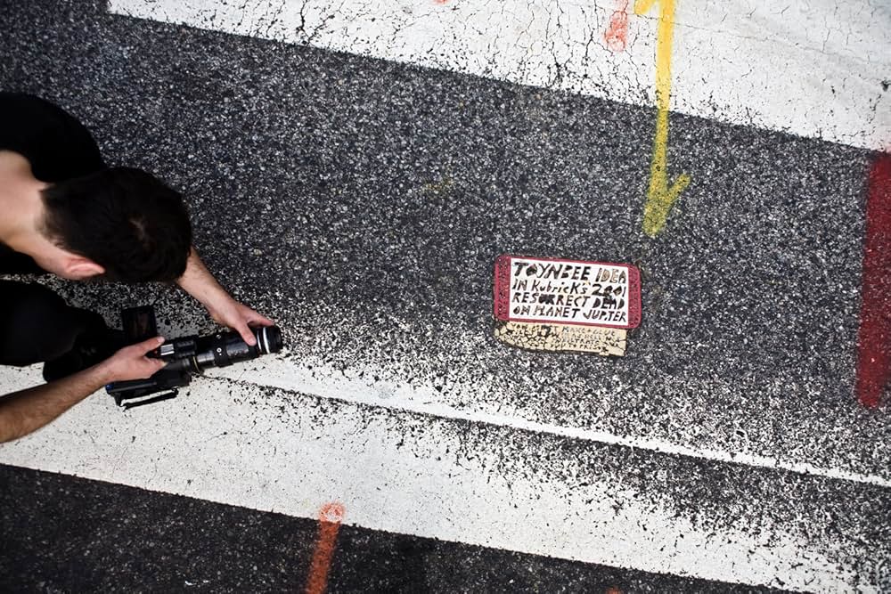 Resurrect Dead: The Mystery of the Toynbee Tiles（原題）の画像