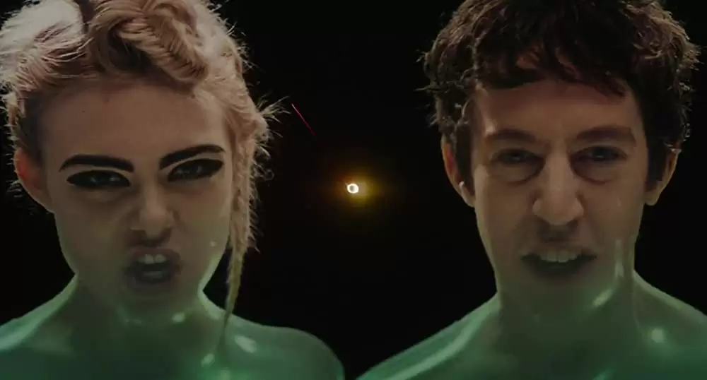 「パーティで女の子に話しかけるには」エル・ファニング & Alex Sharpの画像