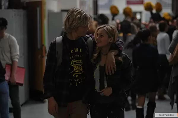 「ステータス・アップデート」オリビア・ホルト & ロス・リンチの画像