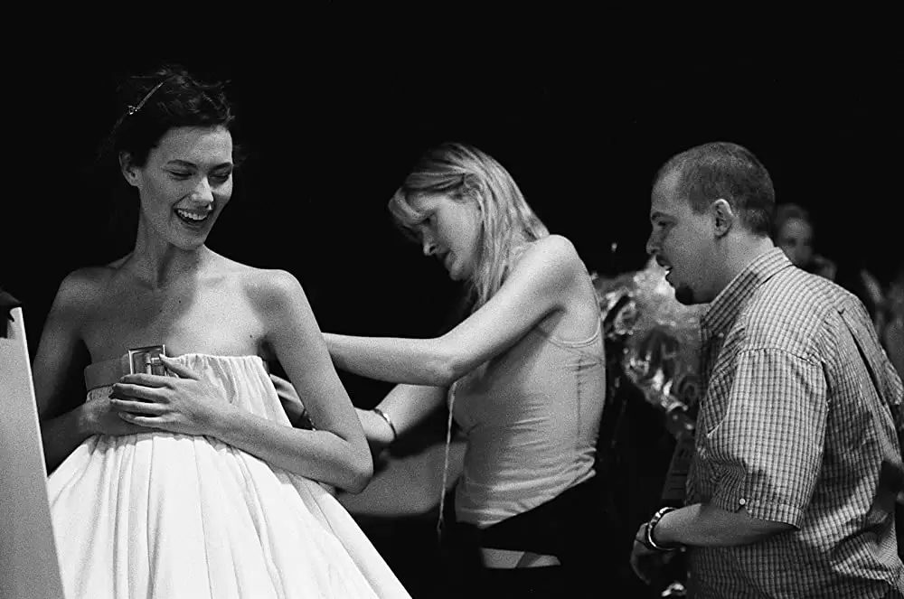 「マックイーン:モードの反逆児」Shalom Harlow & Alexander McQueenの画像