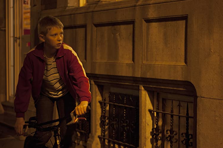 少年と自転車の画像