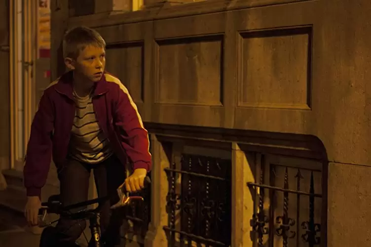 少年と自転車の画像