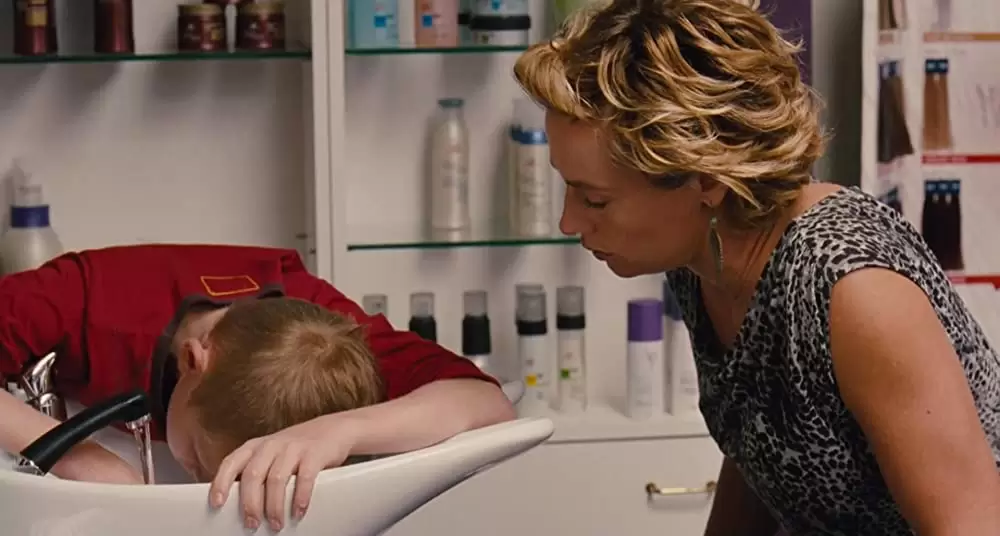 少年と自転車の画像